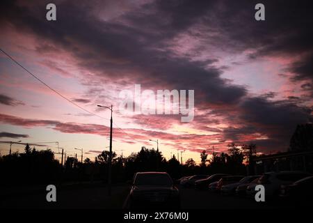 Un tramonto su una strada della città piena di traffico. Foto di alta qualità Foto Stock