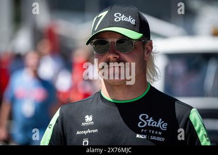 Imola, Italia. 17 maggio 2024. Il pilota finlandese Valtteri Bottas del Team Kick Sauber si vede nel paddock del Gran Premio dell'Emilia Romagna a Imola. (Foto di Andreja Cencic/SOPA Images/Sipa USA) credito: SIPA USA/Alamy Live News Foto Stock