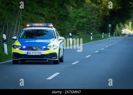 Melle, Germania 02. Mai 2024: Ein Einsatzfahrzeug, Streifenwagen, der Polizei steht mit Blaulicht und dem Schriftzug Unfall im display an einem Unfallort. Landkreis Osnabrück Niedersachsen *** Melle, Germania 02 maggio 2024 un veicolo di emergenza, pattuglia, della polizia si trova con le luci blu e la parola incidente di caduta sul display sulla scena di un incidente nel distretto di Osnabrück, bassa Sassonia Copyright: XFotostandx/xGelhotx Foto Stock