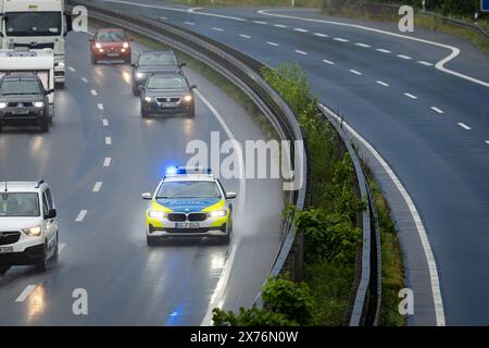 Melle, Germania 02. Mai 2024: Ein Streifenwagen der Autobahnpolizei Osnabrück bei einer Einsatzfahrt mit Blaulicht auf der A30. Landkreis Osnabrück Niedersachsen *** Melle, Germania 2 maggio 2024 Un'auto di pattuglia della polizia stradale di Osnabrück durante un'operazione con luci blu sul distretto A30 Osnabrück bassa Sassonia Copyright: XFotostandx/xGelhotx Foto Stock