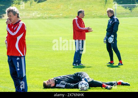 Ottmar Hitzfeld als Bayern Trainer, Sepp Maier Torwarttrainer, Oliver Kahn Torwart, München, aprile 2007 Deutschland, München, 25.04.2007, allenamento FC Bayern München, Clubgelände an der Säbener Strasse, von Links: Torwarttrainer Sepp Maier, unbekannter FC-Bayern-Spieler, allenatore Ottmar Hitzfeld, Torwart Oliver Kahn, von Januar 2007 bis Juni 2008 War Ottmar Hitzfeld zum zweiten mal Trainer des FC Bayern, Sport, Geschichte, Fußball, *** Ottmar Hitzfeld come allenatore Bayern, Sepp Maier portiere allenatore, Oliver Kahn, Monaco di Baviera 2007 aprile 25 04 2007, allenamento FC Bayern Monaco, c Foto Stock