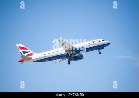 13.05.2024, Berlino, Germania, Europa - Un aereo passeggeri Airbus A320-232 della British Airways decolla dall'aeroporto BER di Berlino-Brandeburgo. Foto Stock