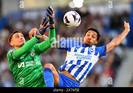 Djordje Petrovic di Chelsea e Joao Pedro di Brighton e Hove Albion sfidano il pallone - Brighton & Hove Albion contro Chelsea, Premier League, Amex Stadium, Brighton, Regno Unito - 15 maggio 2024 solo uso editoriale - si applicano restrizioni DataCo Foto Stock