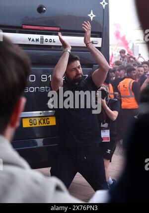 Il manager del Southampton Russell Martin arriva mentre i tifosi del Southampton escono in numeri per dare il benvenuto alla squadra prima della partita dei tonights - Southampton contro West Bromwich Albion, Sky Bet Championship, Play Off semifinale 2nd Leg, St Mary's Stadium, Southampton, Regno Unito - 17 maggio 2024 solo per uso editoriale - si applicano restrizioni DataCo Foto Stock