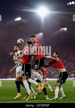 Okay Yokuslu di West Bromwich Albion Jan Bednarek di Southampton Taylor Harwood-Bellis di Southampton e Jack Stephens di Southampton sfida per il ballo - Southampton contro West Bromwich Albion, Sky Bet Championship, Play Off semifinale 2nd Leg, St Mary's Stadium, Southampton, Regno Unito - 17 maggio 2024 solo per uso editoriale - si applicano restrizioni DataCo Foto Stock