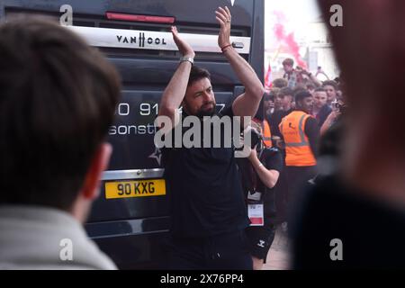 Il manager del Southampton Russell Martin arriva mentre i tifosi del Southampton escono in numeri per dare il benvenuto alla squadra prima della partita dei tonights - Southampton contro West Bromwich Albion, Sky Bet Championship, Play Off semifinale 2nd Leg, St Mary's Stadium, Southampton, Regno Unito - 17 maggio 2024 solo per uso editoriale - si applicano restrizioni DataCo Foto Stock