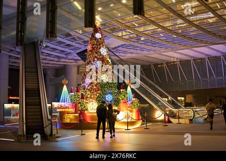 HONG KONG, CINA - 5 DICEMBRE 2023: Decorazioni natalizie al piano terra dell'edificio principale HSBC di Hong Kong di notte. Foto Stock