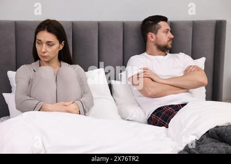 Una coppia offesa si ignorava a vicenda dopo una lite a letto. Problemi di relazione Foto Stock