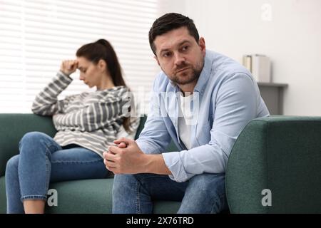 Coppia offesa che si ignorano a vicenda dopo litigi al chiuso, attenzione selettiva. Problemi di relazione Foto Stock
