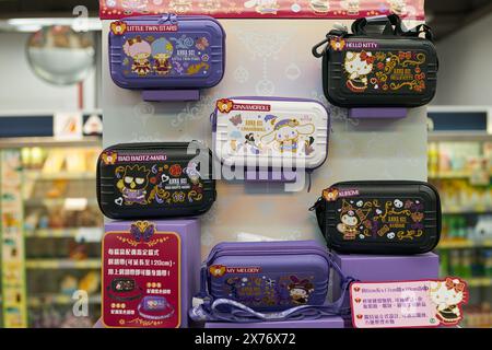 HONG KONG, CINA - 5 DICEMBRE 2023: Mini box "on-the-go" con personaggi Anna sui e Sanrio esposti presso il 7-Eleven store di Hong Kong. Foto Stock