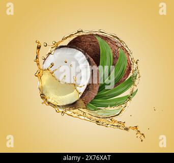 Cocco, foglia di palma e spruzzo di olio da cucina su sfondo beige Foto Stock