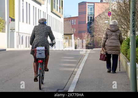 Augusta, Baviera, Germania - 25 febbraio 2024: Due vecchie signore nel centro di Augusta. Anziani in movimento. Pensionati a tema in Germania *** Zwei alte Damen in der Innenstadt von Augsburg. Senioren non terwegs. Themenbild Rentner a Deutschland Foto Stock