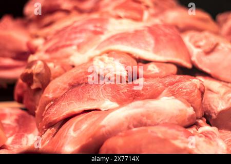 Un mucchio di prodotti animali, di maiale o di carne bovina, si appoggia su un tavolo. Questa carne cruda può essere utilizzata come ingrediente per vari piatti in diversi cu Foto Stock