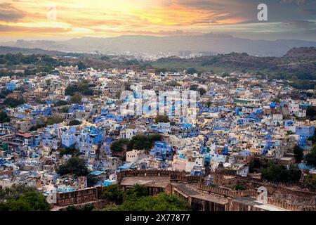 scatto aereo con drone che mostra il paesaggio urbano blu di jodhpur mostrando case tradizionali nel mezzo di aravalli con case colorate e densamente piene Foto Stock