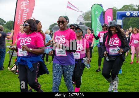 Brentwood Essex 18 maggio 2024 Cancer UK Race for Life al Weald Country Park centinaia partecipano per raccogliere fondi per la ricerca sul cancro salvavita, Brentwood Essex credito: Richard Lincoln/Alamy Live News Foto Stock