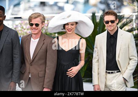 News - Types of Kindness Photocall - la 77esima edizione del Festival di Cannes Jesse Plemons, Margaret Qualley e Joe Alwyn partecipano alla 77esima edizione del Festival di Cannes al Palais des Festivals il 18 maggio 2024 a Cannes, Francia. Cannes Palais des Festival Francia Copyright: XStefanosxKyriazisx/xLiveMediax LPN 1357891 Foto Stock