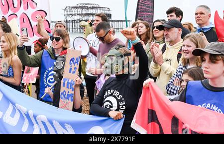 Brighton Regno Unito 18 maggio 2024 - la protesta contro le acque reflue di Brighton West Pier oggi, mentre centinaia di pagaie e nuotatori si recano in mare per fare campagna per le compagnie idriche affinché smettano di pompare acque reflue nel mare e nei corsi d'acqua intorno alla Gran Bretagna . Accreditamento Simon Dack / Alamy Live News Foto Stock