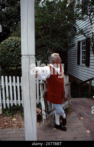 Williamsburg, Virginia. USA 9/1987. Il museo vivente americano, risalente al 18th secolo e di 301 acri, dedicato ai giovani e agli anziani. I Docenti offrono ai visitatori la storia verbale storica delle case d'epoca/replica della Virginia coloniale del 18th secolo, negozi, artigianato, Inns, taverne, E la vita quotidiana dell'America coloniale. Foto Stock