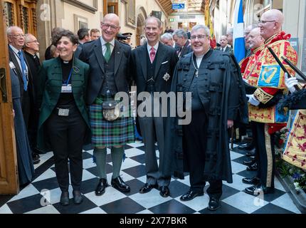 Molto Reverendo Sally Foster-Fulton, primo Ministro John Swinney, Principe Edoardo, Duca di Edimburgo, che rappresenta re Carlo III come Lord alto Commissario con il Rev. Dr. Shaw Paterson dopo essere stato ufficialmente nominato moderatore designato 2024-25 all'Assemblea generale della Chiesa di Scozia presso l'Assembly Hall di Edimburgo. Data foto: Sabato 18 maggio 2024. Foto Stock