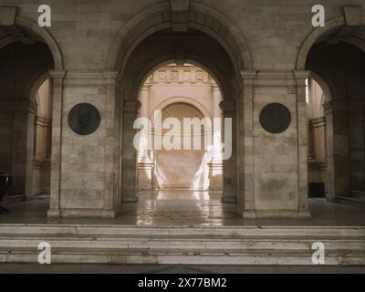 Ingresso ad arco della Loggia veneziana a Heraklion, Creta, con sole e ombre che creano motivi sulle pareti Foto Stock