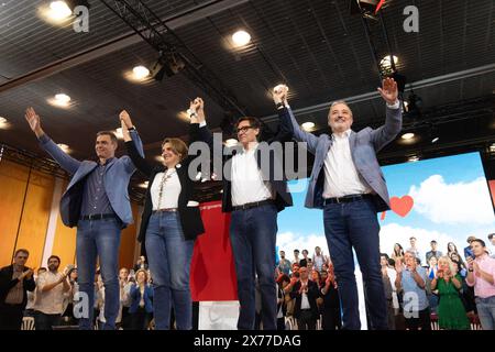 Il PSOE svolge la prima campagna elettorale per le elezioni europee a Barcellona, per celebrare i risultati delle passate elezioni di domenica 12, dove il PSC, la filiale catalana del PSOE, ha vinto le elezioni. El PSOE realiza el primer acto de Campaña de las elecciones europeas en Barcelona, para celebrar los Alastados de las pasadas elecciones del domingo 12, donde el PSC, la rama catalana del PSOE, ganó las elecciones. Nella foto: pedro sanchez, teresa ribera, salvador illa, jaume Collboni News Politics - Barcellona, Spagna sabato 18 maggio 2024 (foto di Eric Renom/LaPresse) credito: Foto Stock