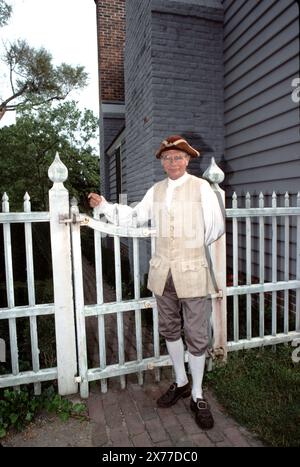 Williamsburg, Virginia. USA 9/1987. Il museo vivente americano, risalente al 18th secolo e di 301 acri, dedicato ai giovani e agli anziani. I Docenti offrono ai visitatori la storia verbale storica delle case d'epoca/replica della Virginia coloniale del 18th secolo, negozi, artigianato, Inns, taverne, E la vita quotidiana dell'America coloniale. Foto Stock