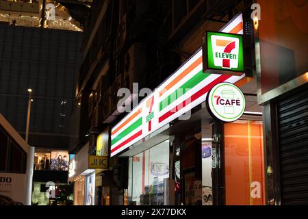HONG KONG, CINA - 7 DICEMBRE 2023: Minimarket 7-Eleven a Hong Kong. Foto Stock