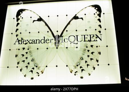 HONG KONG, CINA - 7 DICEMBRE 2023: Alexander McQueen firma come visto a Hong Kong. Foto Stock