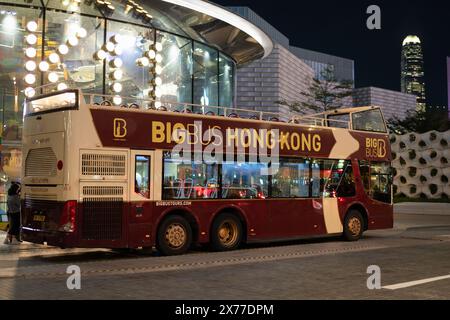 HONG KONG, CINA - 7 DICEMBRE 2023: Big Bus Hong Kong visto al K11 MUSEA di Tsim Sha Tsui di notte. Foto Stock