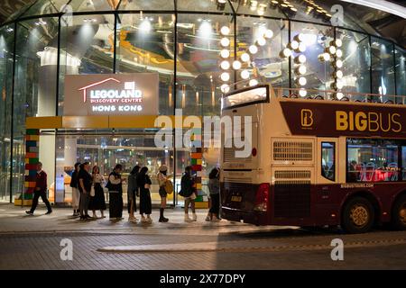 HONG KONG, CINA - 7 DICEMBRE 2023: Big Bus Hong Kong visto al K11 MUSEA di Tsim Sha Tsui di notte. Foto Stock