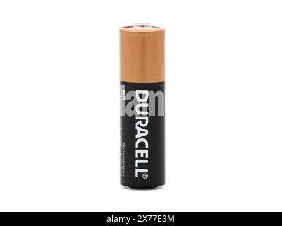 BUCAREST, ROMANIA - 8 DICEMBRE 2020. Batteria duracell isolata su bianco Foto Stock