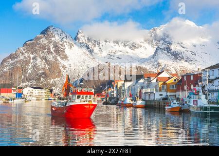 Vista panoramica del porto sul lungomare in un villaggio di pescatori in inverno, Henningsvaer, Austvagoya, isole Lofoten. Norvegia Foto Stock