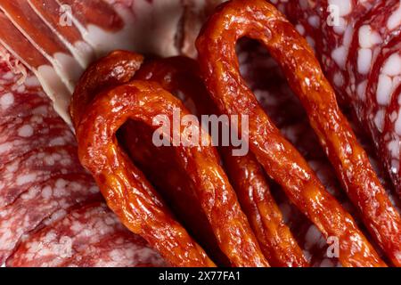 Salsicce affumicate tra gli affettati Foto Stock