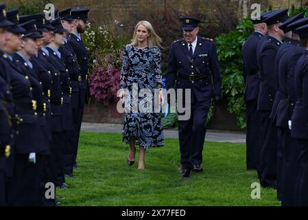 Il ministro della giustizia Helen McEntee, accompagnato dal sovrintendente Ronan Barry, ispeziona la Guardia d'Onore durante l'annuale giornata del Memoriale del Garda per onorare i 89 membri di un Garda Siochana uccisi nell'esercizio del loro dovere e che hanno dato la vita al servizio dello Stato, ai Dubhlinn Gardens, il castello di Dublino. Data foto: Sabato 18 maggio 2024. Foto Stock