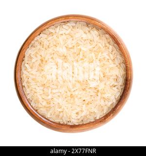 Riso a grani lunghi parboiled, in un recipiente di legno. Chiamato anche riso convertito, Easy-Cook o sella, o miniket. Parzialmente bollito nella buccia. Foto Stock