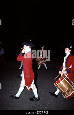 Williamsburg, Virginia. USA 9/1987. Il museo vivente americano, risalente al 18th secolo e di 301 acri, dedicato ai giovani e agli anziani. I Docenti offrono ai visitatori la storia verbale storica delle case d'epoca/replica della Virginia coloniale del 18th secolo, negozi, artigianato, Inns, taverne, E la vita quotidiana dell'America coloniale. Foto Stock