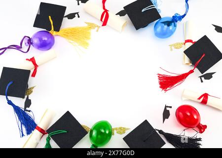 Concetto di cerimonia di laurea. Vista dall'alto di cappelli graduati, diplomi e palloncini colorati su bianco. Foto Stock