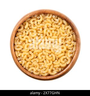 Gramigna, pasta, in una ciotola di legno. Chiamata anche pastina, che significa pasta piccola o piccola. Piccoli tubi a gomito crudi, realizzati con durum. Foto Stock