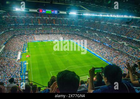 Gli spettatori durante la partita di calcio. Santiago Bernabeu, Madrid, Spagna. Foto Stock