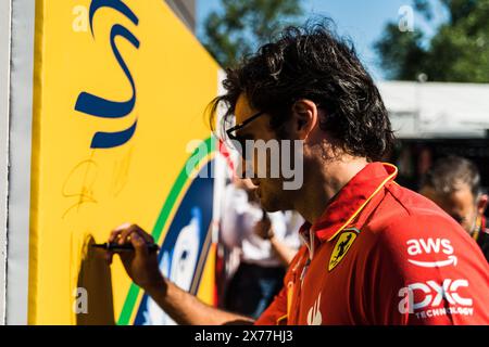 Imola, Imola, Italia. 18 maggio 2024. Carlos Sainz firma il poster Ayrton Senna all'ingresso del paddock, 7° round del campionato di Formula 1 al circuito Enzo e Dino Ferrari International di Imola (Credit Image: © Luca Martini/ZUMA Press Wire) SOLO PER USO EDITORIALE! Non per USO commerciale! Foto Stock