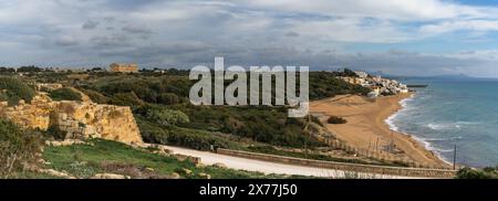 Marinella di Selinunte, Italia - 3 gennaio 2024: Paesaggio panoramico con i templi di Selinunte e la spiaggia e il paese di Marinello di Selinunte Foto Stock