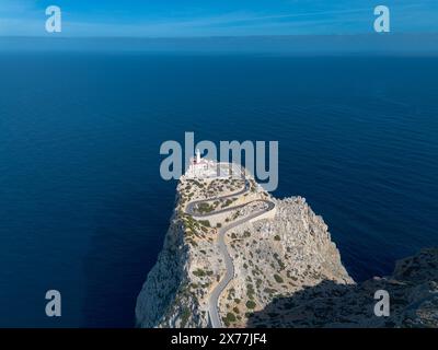 Una veduta con droni del faro di Cap de Formentor a Maiorca Foto Stock