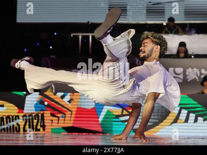 Shanghai. 18 maggio 2024. Jordan Alberto Silva Medina della Colombia gareggia durante la preselezione dei B-Boys di Breaking alla Olympic Qualifier Series di Shanghai, nella Cina orientale, Shanghai, 18 maggio 2024. Crediti: Wang Kaiyan/Xinhua/Alamy Live News Foto Stock