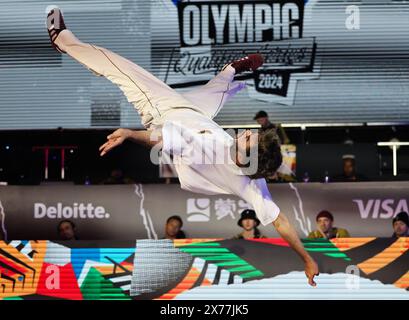 Shanghai. 18 maggio 2024. Jordan Alberto Silva Medina della Colombia gareggia durante la preselezione dei B-Boys di Breaking alla Olympic Qualifier Series di Shanghai, nella Cina orientale, Shanghai, 18 maggio 2024. Crediti: Wang Kaiyan/Xinhua/Alamy Live News Foto Stock