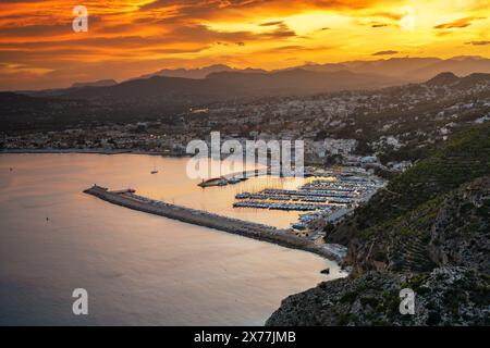 Vista panoramica della baia di Javea e del porto nella provincia di Alicante al tramonto Foto Stock