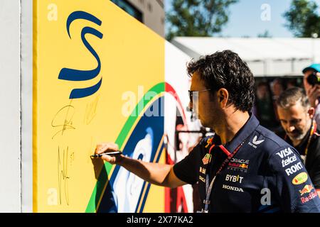 Imola, Imola, Italia. 18 maggio 2024. Sergio Perez firma il poster Ayrton Senna all'ingresso del paddock, 7° round del campionato di Formula 1 al circuito Enzo e Dino Ferrari International di Imola (Credit Image: © Luca Martini/ZUMA Press Wire) SOLO PER USO EDITORIALE! Non per USO commerciale! Foto Stock