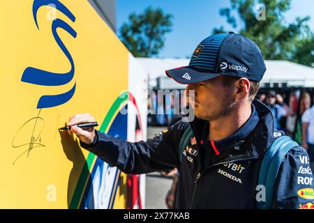 Imola, Imola, Italia. 18 maggio 2024. Max Verstapper firma il poster Ayrton Senna all'ingresso del paddock, 7° round del campionato di Formula 1 al circuito Internazionale Enzo e Dino Ferrari di Imola (Credit Image: © Luca Martini/ZUMA Press Wire) SOLO PER USO EDITORIALE! Non per USO commerciale! Foto Stock