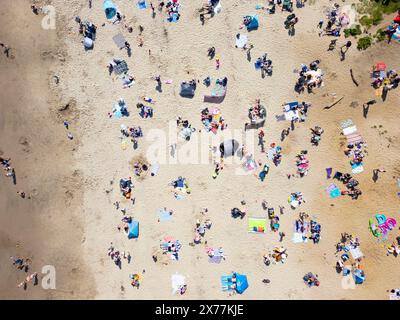 Aberdour, Fife, Scozia, Regno Unito. 18 maggio 2024. Vedute aeree della famosa spiaggia di Silver Sands ad Aberdour sul Firth of Forth, che era piena di persone in cerca di sole che approfittavano del sole e delle temperature calde il sabato. Iain Masterton/Alamy Live News Foto Stock