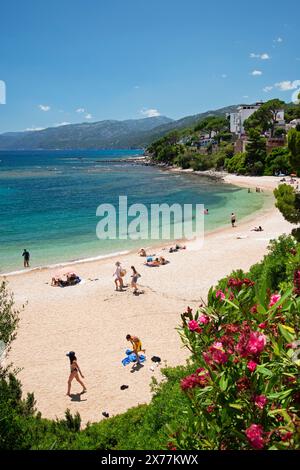 Cala Gonone, Dorgali, Sardegna, Italia, luglio 2023. I turisti apprezzano il mare sulla spiaggia centrale. Foto Stock