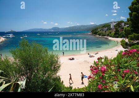 Cala Gonone, Dorgali, Sardegna, Italia, luglio 2023. I turisti apprezzano il mare sulla spiaggia centrale. Foto Stock